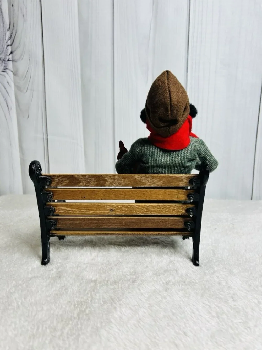 Byers Choice The Carolers Man Feeding Birds Cast Iron Park Bench Vintage 1997